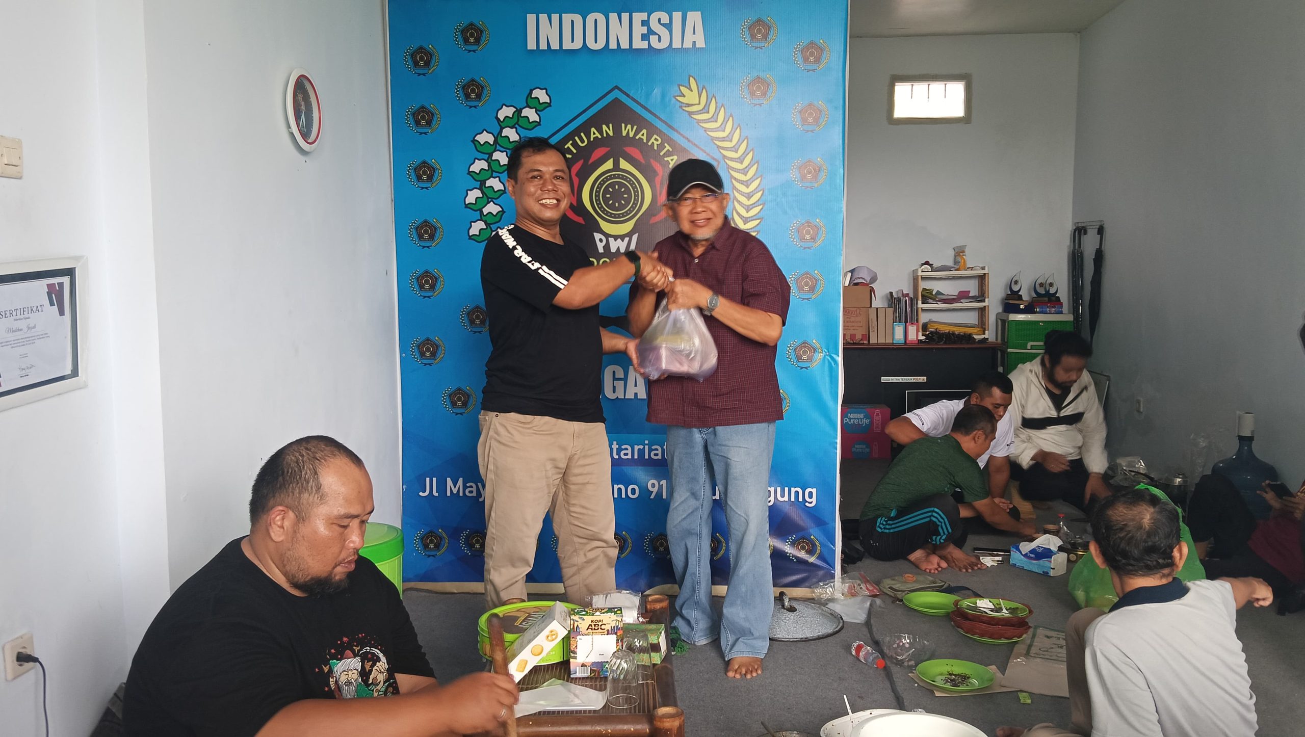 PWI Tulungagung bagi-bagi daging kurban
