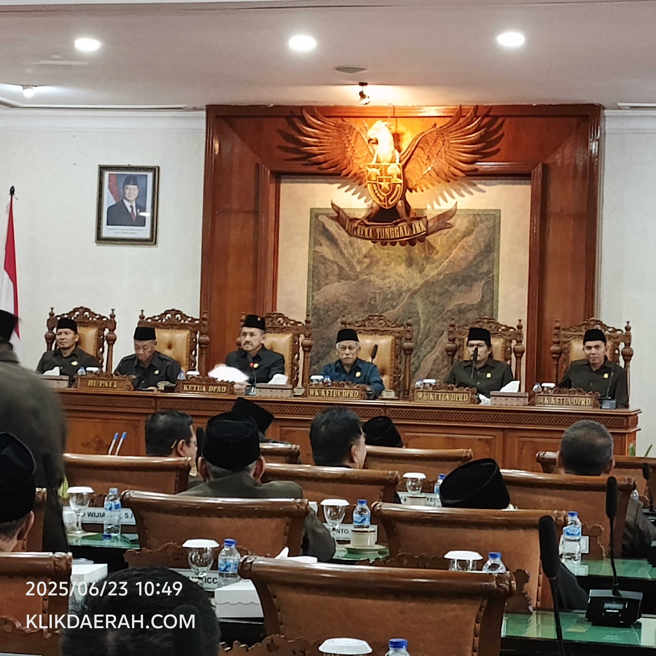 Rapat paripurna DPRD