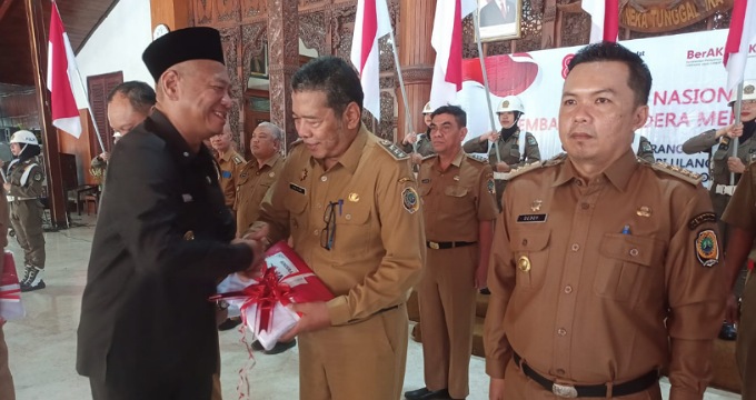 Pembagian bendera merah putih