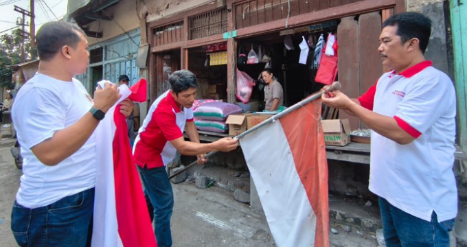 Bagukan bendera merah putih di Pasar Wage Tulungagung