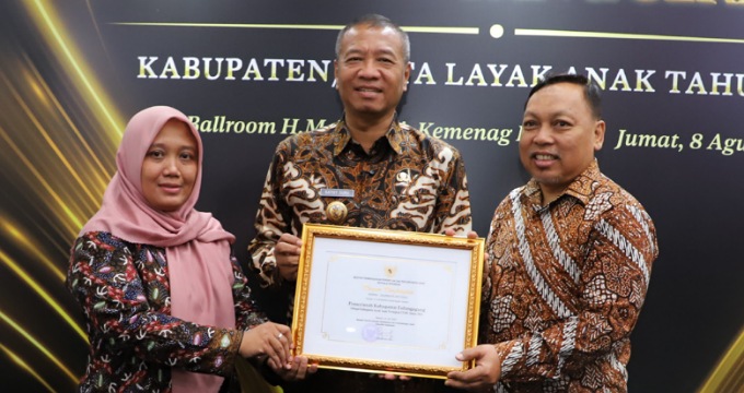 Bupati Tulungagung menerima penghargaan KLA