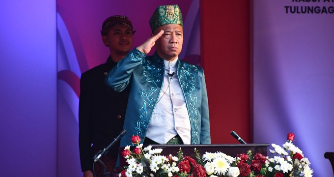 Penurunan bendera merah putih
