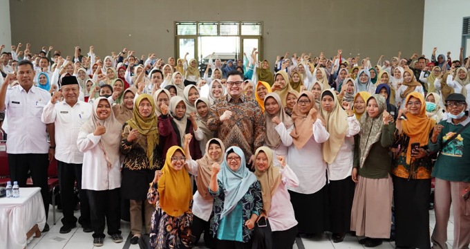 Bupati Kediri bagikan BLT kepada guru honorer